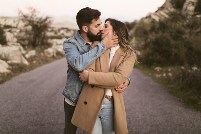 man-kissing-beautiful-woman-mountain-road (Médio)