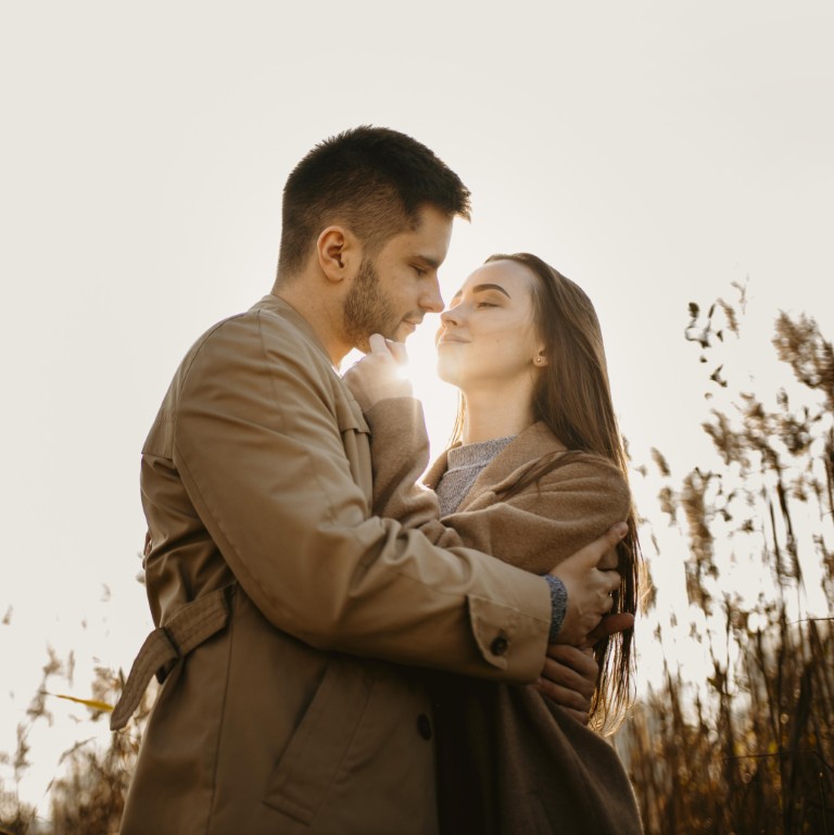 medium-shot-happy-couple-posing (Médio)